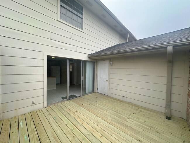 Building Photo - 6518 S Briar Bayou Dr