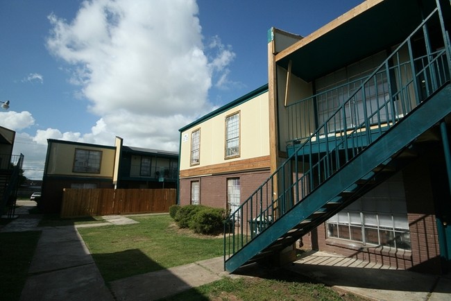 Building Photo - San Marcos Apartments