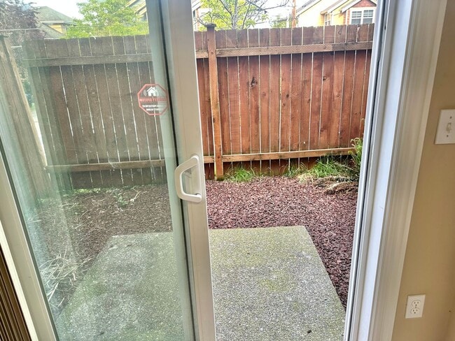 Building Photo - Beautiful 3 bed/2.5 bath townhome in North...
