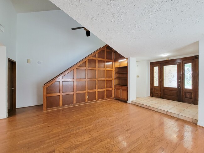 Building Photo - 2030 Creek Valley Ln