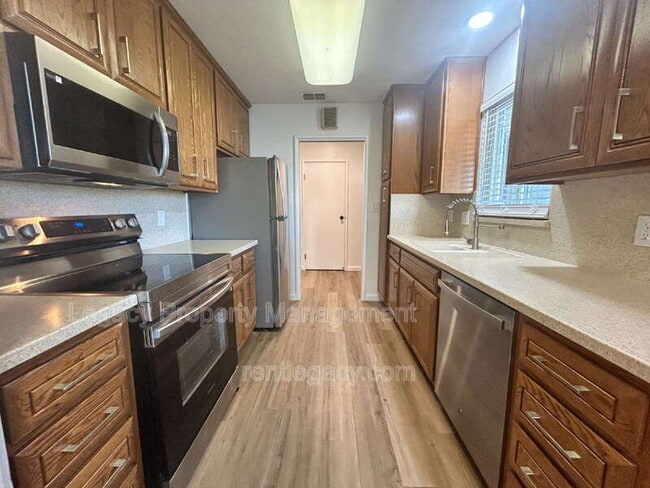 Building Photo - 5200 Fernwood Way