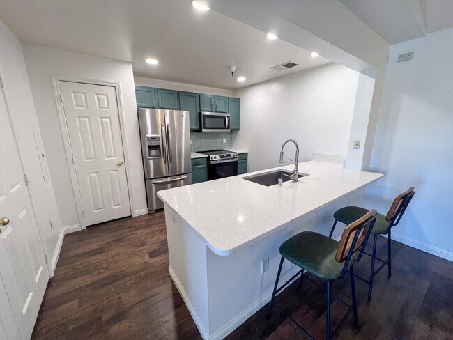 Building Photo - Fully Furnished Stunner Close to UNR!!