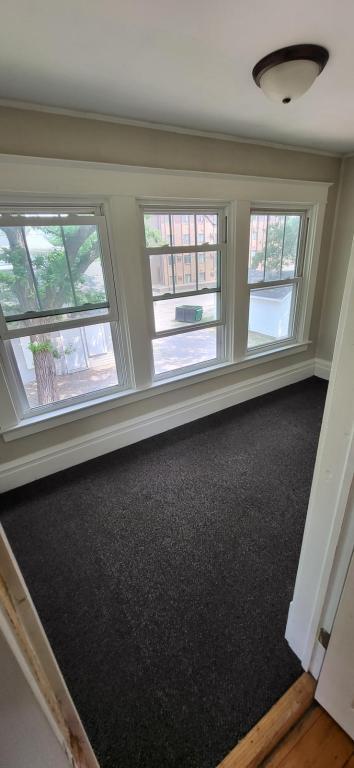 Building Photo - 812 6th Ave S