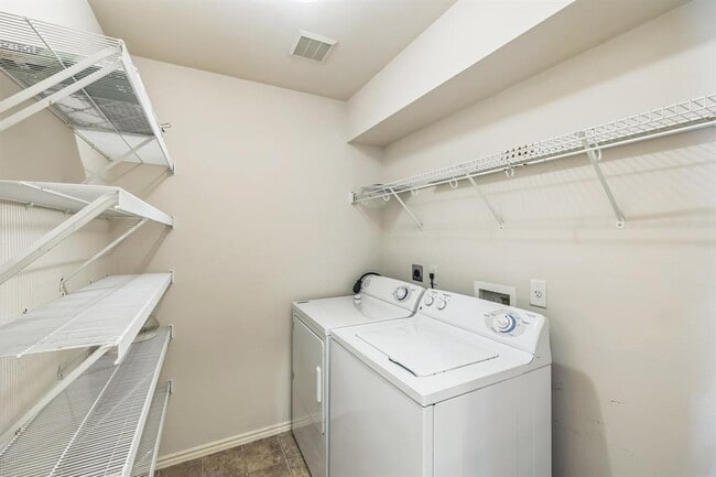 Building Photo - 904 Sally Lunn Way