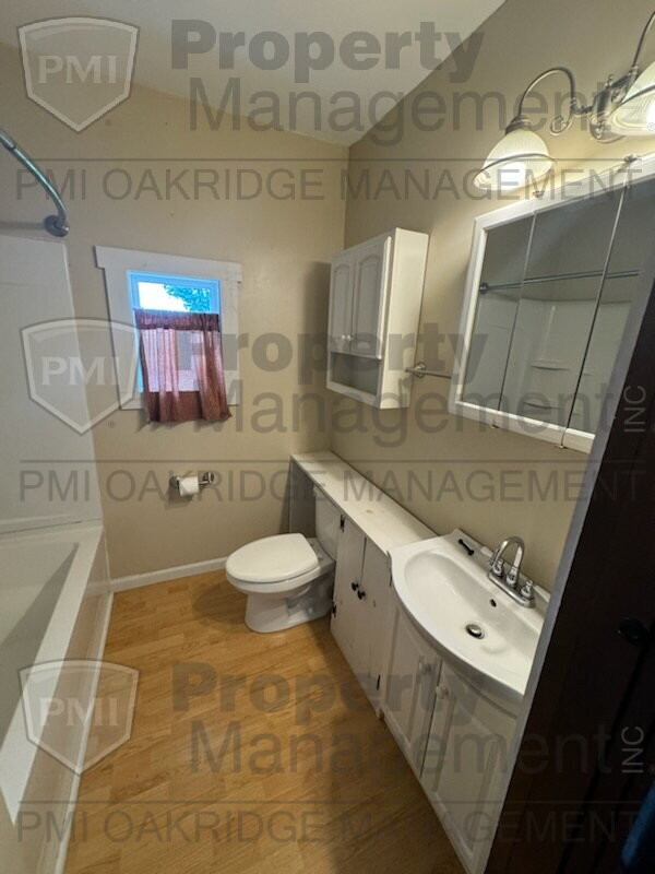 Building Photo - Country 2 Bedroom Apartment with 1 Car Garage