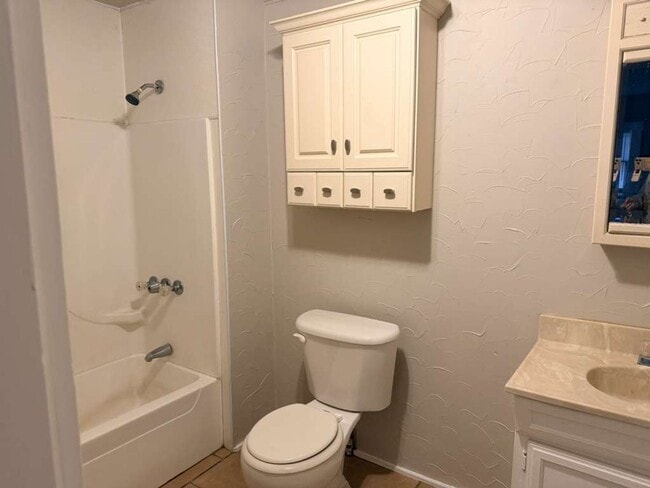 Building Photo - 150 Pecan St