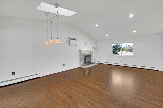 Building Photo - 90 Village Ln