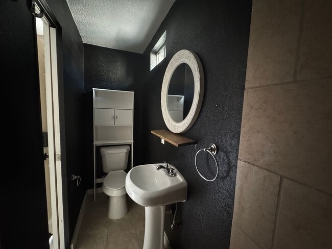 Building Photo - Lovely 3 Bedroom, 2 Bath Bungalow in the H...