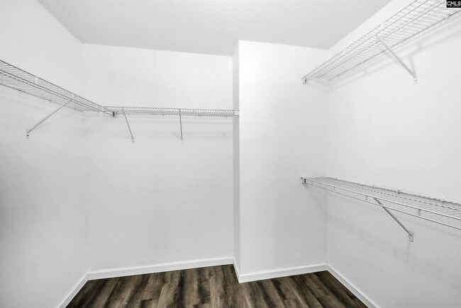 Building Photo - 331 Bracken Dr