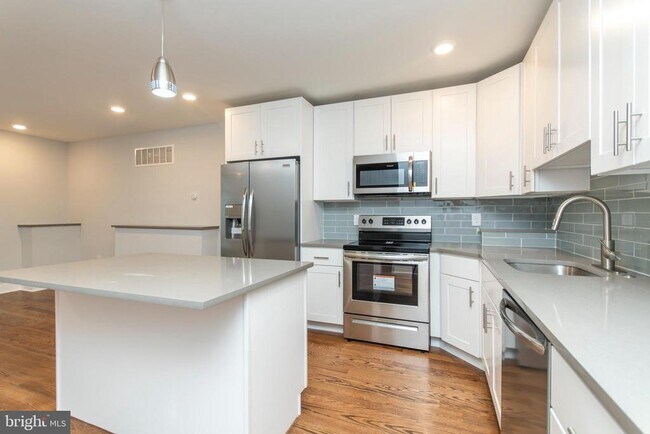 Building Photo - 812 N Uber St