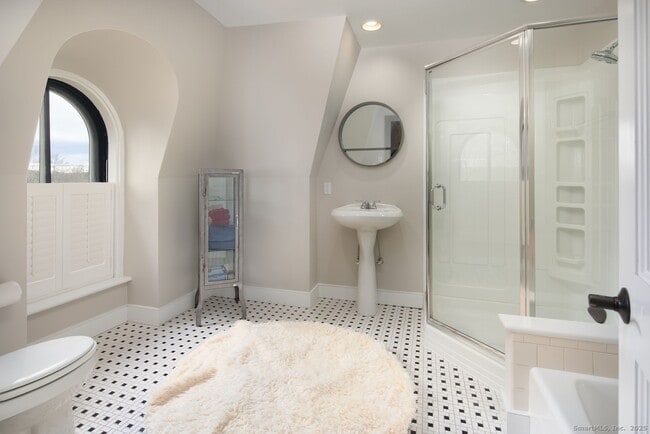 Building Photo - 31 Sharon Rd