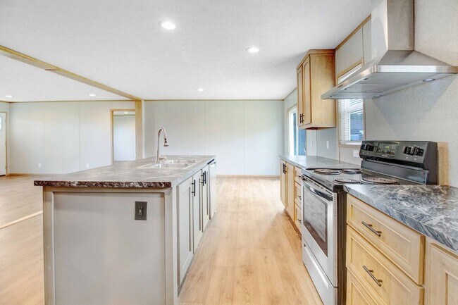 Building Photo - SPACIOUS 4 BR | 3 BA HOME W/ PLENTY OF PRI...