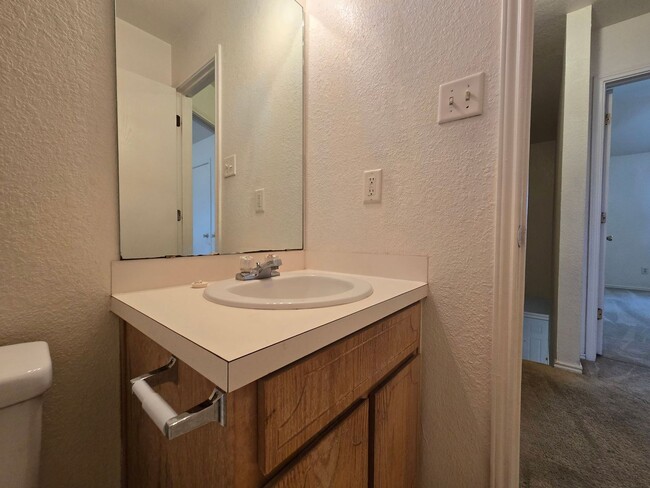 Building Photo - RENT SPECIAL - AVAILABLE NOW!