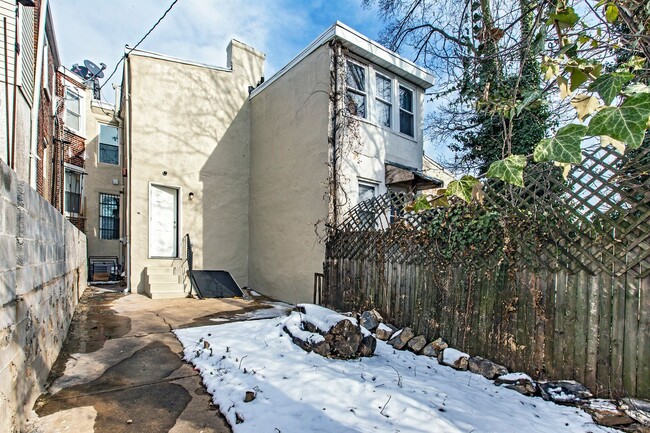 Building Photo - 3 bedroom, 1.5 bath fully renovated townhome in City of Wilmington