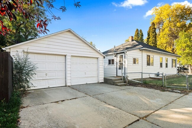 Building Photo - 402 Burlington Ave