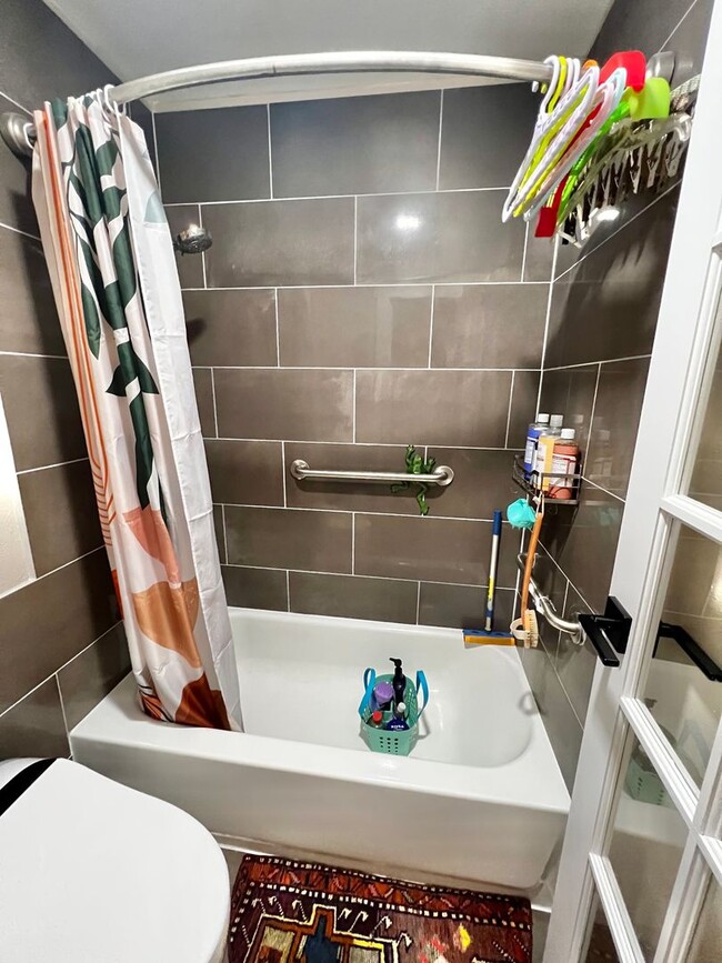 Building Photo - Tastefully updated 1 bedroom, 1 bathroom c...