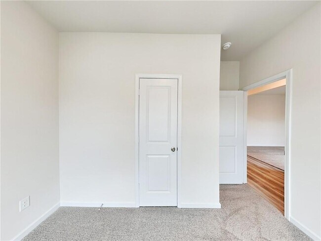 Building Photo - 905 Hesston Dr