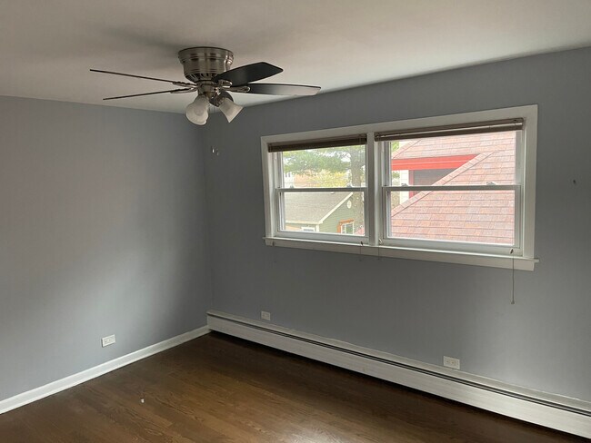 Building Photo - 5259 N Leamington Ave