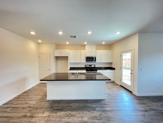 Building Photo - 754 Tamarack Ct