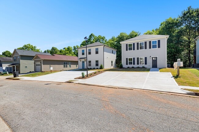 Building Photo - 3 Bedroom House Walkable to downtown Zebulon with Lawncare included!