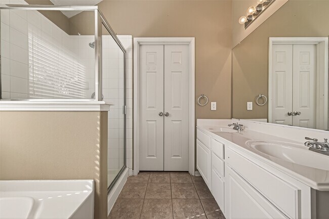 Building Photo - 926 Dracena Ct