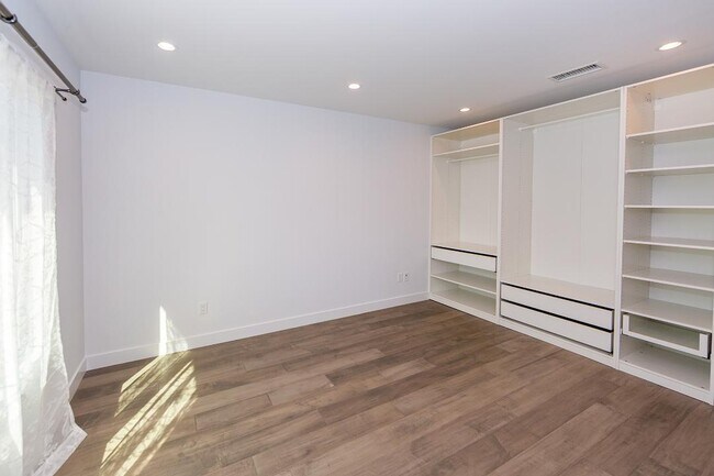 Building Photo - 6850 Encino Ave