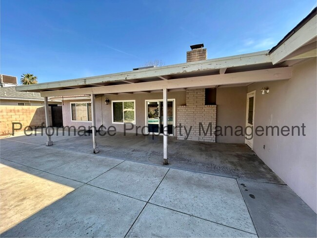 Building Photo - Cozy 3 Bed/2 Bath SW Bakersfield Home w/ P...