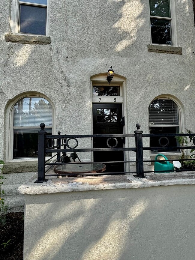 Building Photo - Updated and welcoming condo in the heart o...