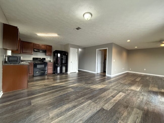 Building Photo - Move In Ready!!