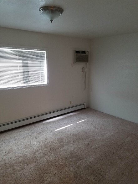 Building Photo - 408 S 6th St E