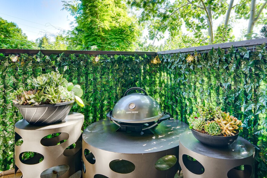 Building Photo - 1425 S Puget Dr