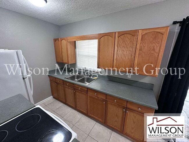 Building Photo - 900 Jamela Dr