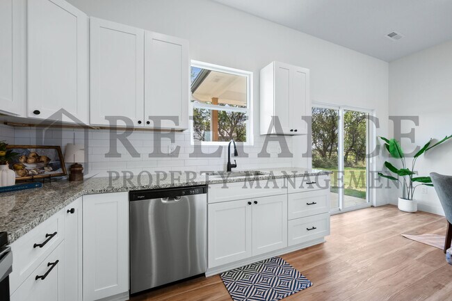 Building Photo - 607 Elmwood St