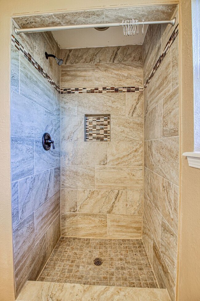 Building Photo - Stunning eastside rental in highly desirable area!