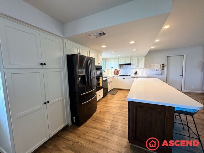 Building Photo - Lovely Home In Olive Dr Area!