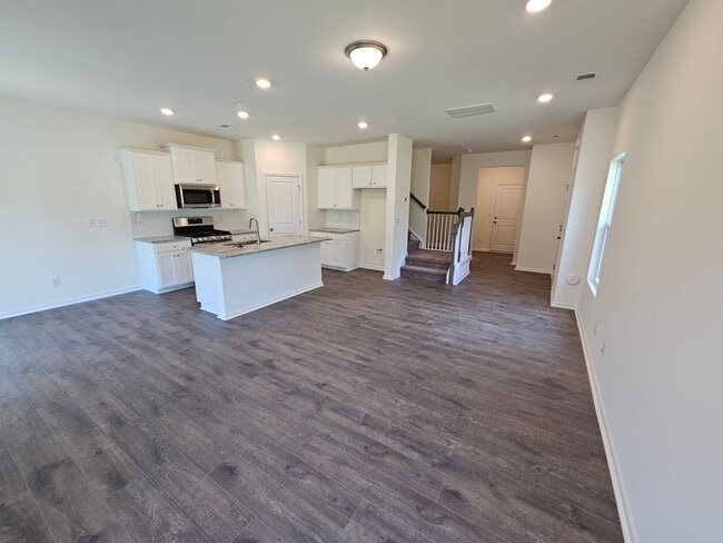 Building Photo - Like New End-Unit townhome in Monroe!