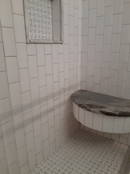 Bench and cubby in shower - 4419 A Gillis