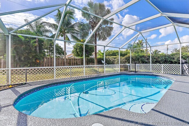 Building Photo - 414 SW Lairo Ave