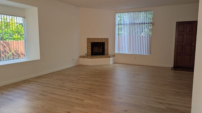Building Photo - Cozy 3 bedroom Condo in the most demanded Alhambra neighborhood next to Costco