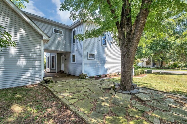 Building Photo - 221 Adams Ct