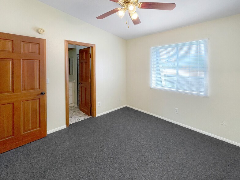 Building Photo - 379 N Mentor Ave