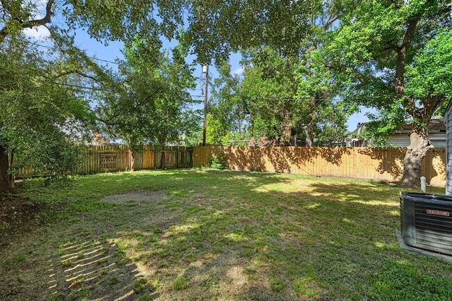 Building Photo - 2108 Camille St