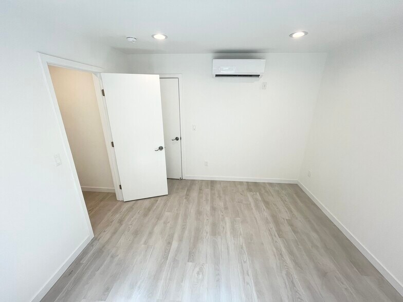 Building Photo - 419 S Clark Dr
