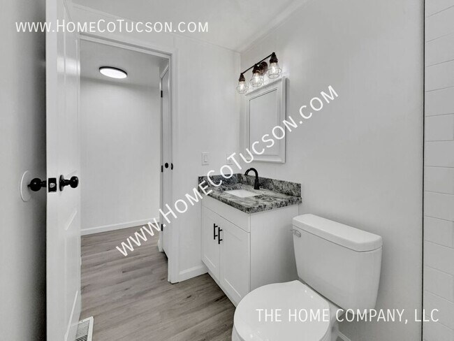 Building Photo - 2662 W Golda St