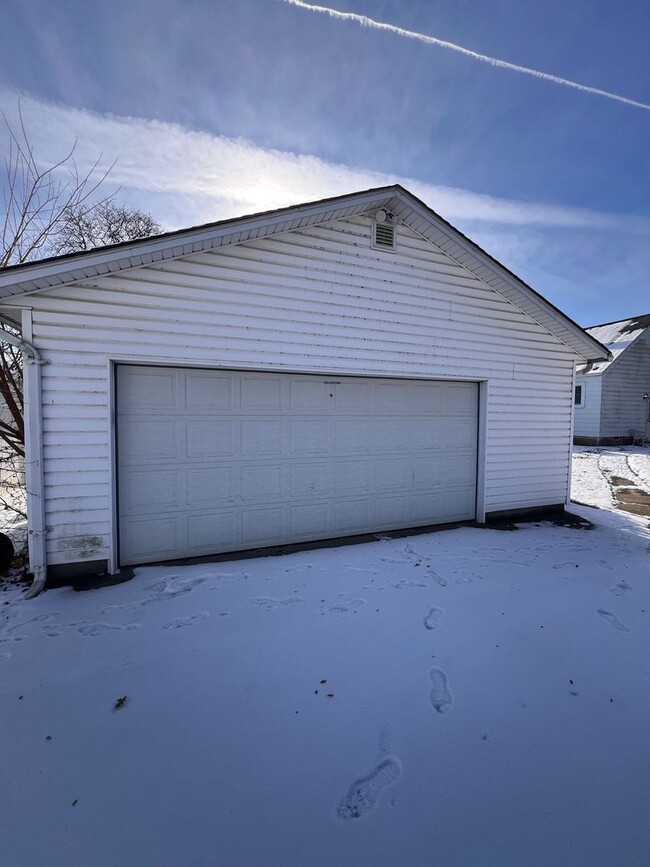 Building Photo - 3 bedroom, 2 bathroom with garage