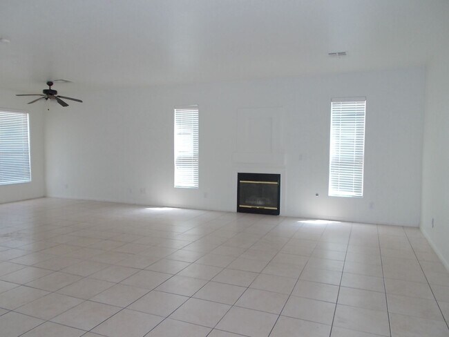 Building Photo - Beautiful 2 Story Home in Northwest!