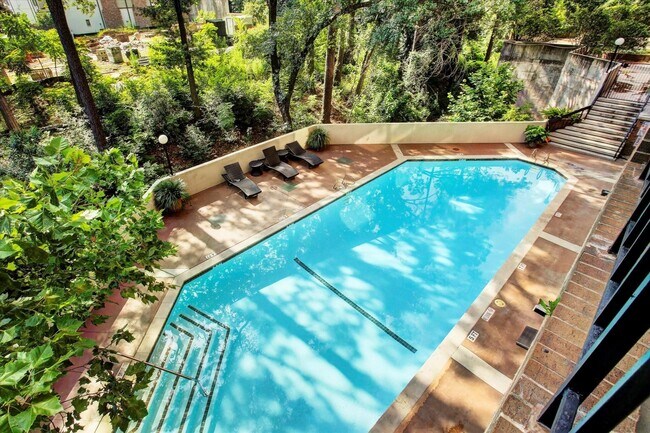 Building Photo - 21 E Briar Hollow Ln