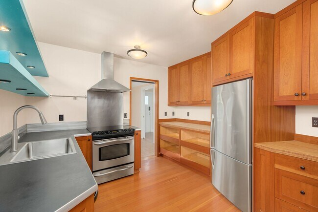 Building Photo - Beautiful 4 Bedroom Near U Village