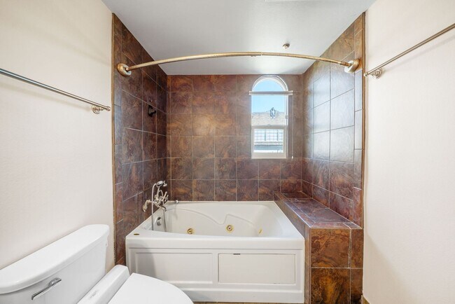 Building Photo - Downtown Luxury Condo with Rooftop Views -...