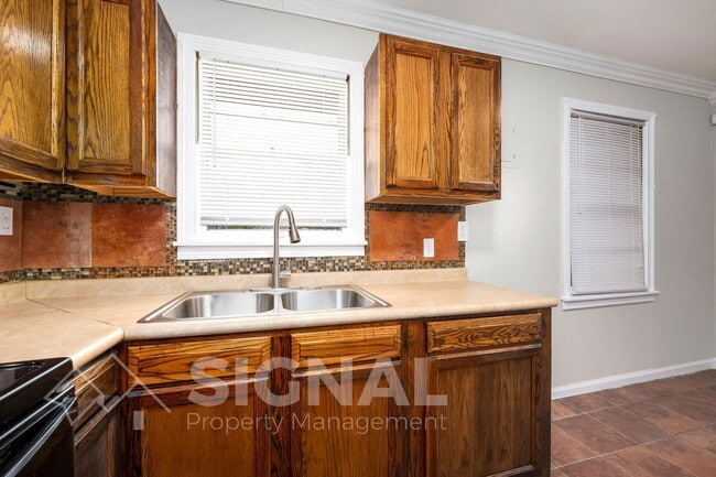 Building Photo - 1052 Apple St